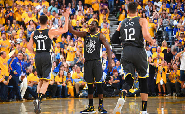 无缘升级向球迷跪拜道歉，水原三星主帅卞成焕赛后主动辞职